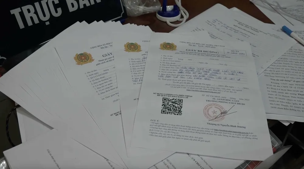 Công an TPHCM phá đường dây làm giả giấy đi đường, giấy xác nhận tiêm vaccine ảnh 3