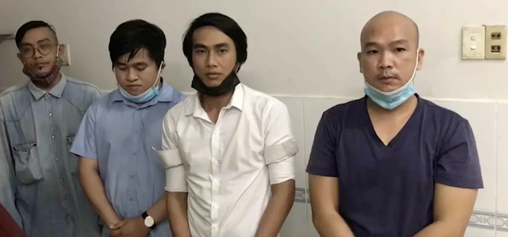 Công an TPHCM phá đường dây làm giả giấy đi đường, giấy xác nhận tiêm vaccine ảnh 1