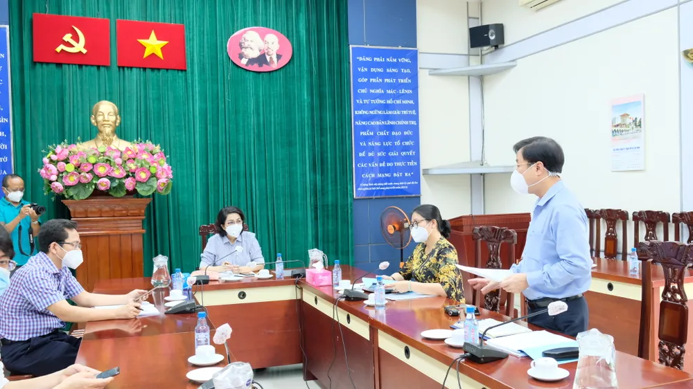 Giám đốc Trung tâm An sinh TPHCM trao quà cho người dân khó khăn ảnh 1