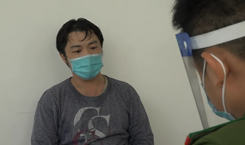 Lái xe ô tô chở ma túy, thủ súng ngắn “thông” chốt kiểm soát ảnh 1