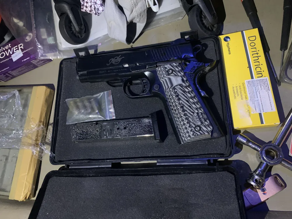 Lái xe ô tô chở ma túy, thủ súng ngắn “thông” chốt kiểm soát ảnh 2