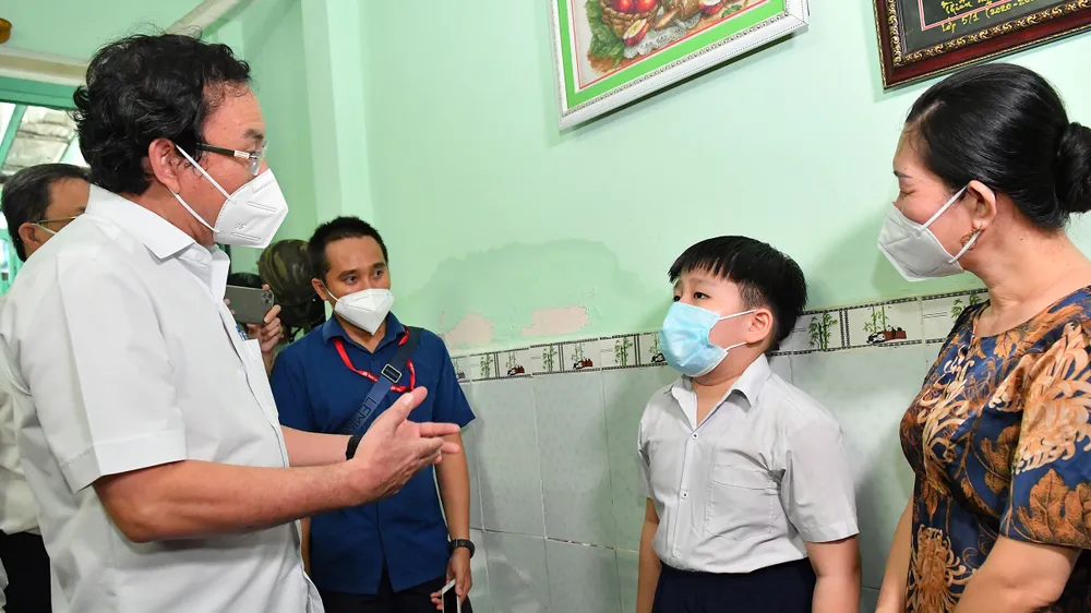 Bí thư Thành ủy TPHCM Nguyễn Văn Nên động viên các em mồ côi vượt qua khó khăn, học thật giỏi ảnh 1