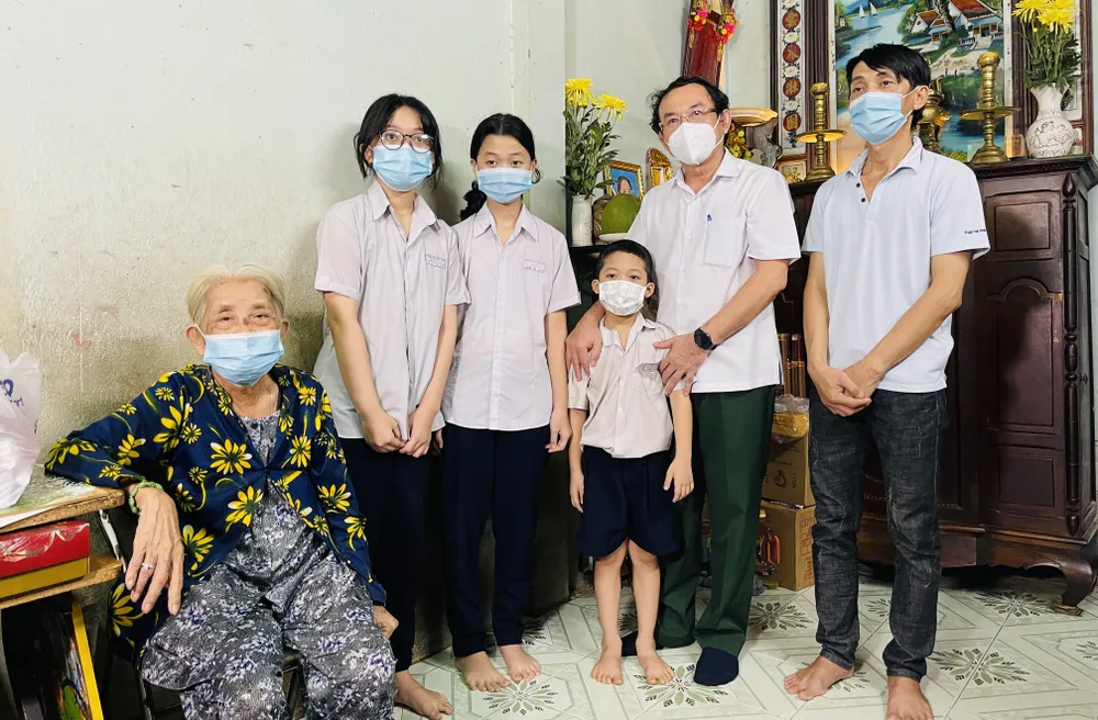 Bí thư Thành ủy TPHCM Nguyễn Văn Nên động viên các em mồ côi vượt qua khó khăn, học thật giỏi ảnh 3