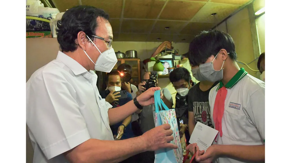 Bí thư Thành ủy TPHCM Nguyễn Văn Nên động viên các em mồ côi vượt qua khó khăn, học thật giỏi ảnh 2