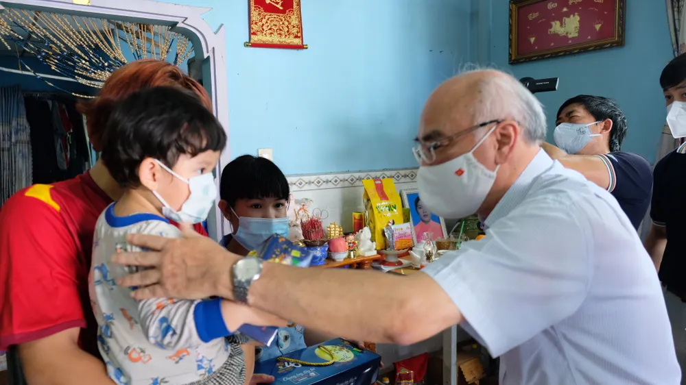 Huyện Bình Chánh chăm lo ăn học cho 141 trẻ em mồ côi đến 18 tuổi ảnh 2