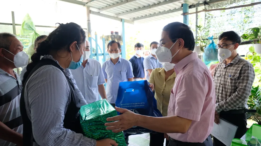 Huyện Bình Chánh chăm lo ăn học cho 141 trẻ em mồ côi đến 18 tuổi ảnh 5