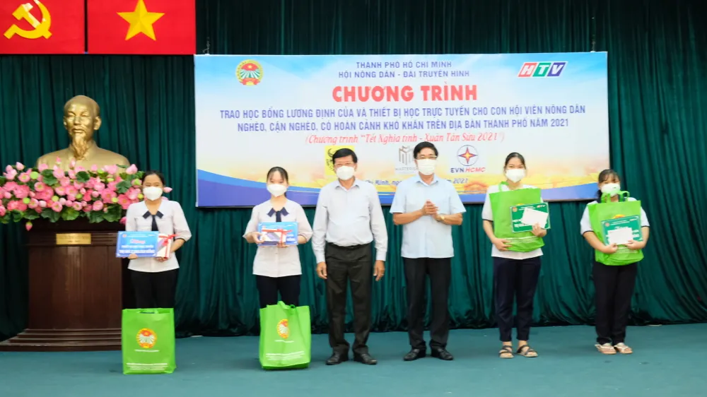 Hội Nông dân TPHCM trao 654 suất học bổng Lương Định Của cho học sinh khó khăn ảnh 4