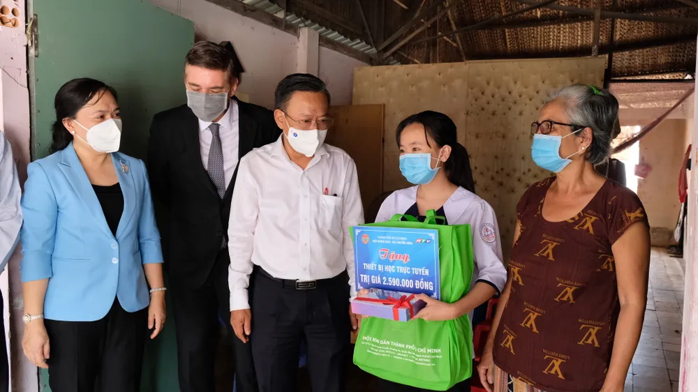 Hội Nông dân TPHCM trao 654 suất học bổng Lương Định Của cho học sinh khó khăn ảnh 6