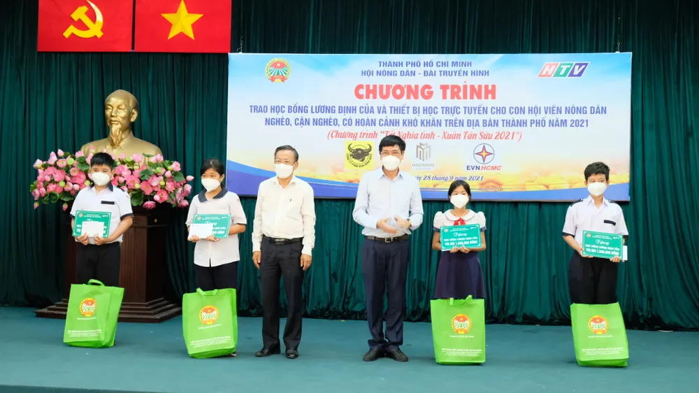Hội Nông dân TPHCM trao 654 suất học bổng Lương Định Của cho học sinh khó khăn ảnh 3