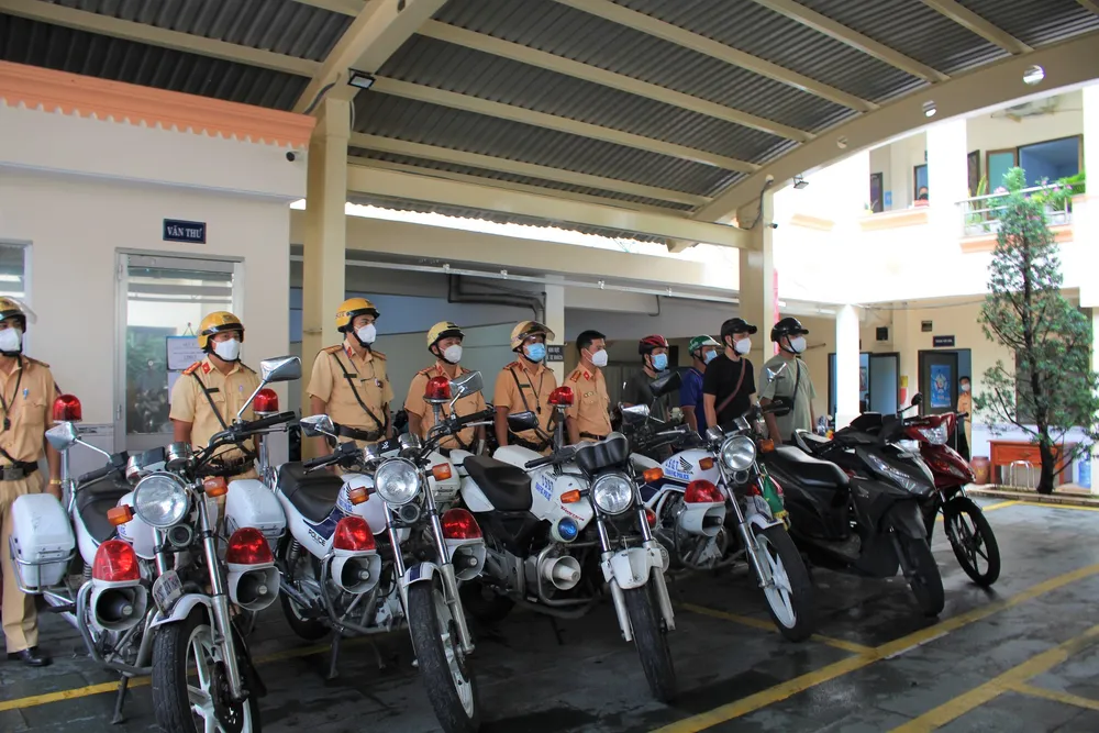 Công an TPHCM đồng loạt ra quân tuần tra, kiểm soát lưu động trong trạng thái “bình thường mới“ ảnh 13