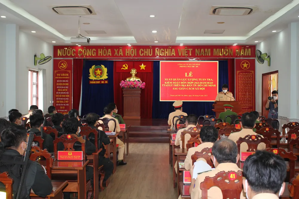 Công an TPHCM đồng loạt ra quân tuần tra, kiểm soát lưu động trong trạng thái “bình thường mới“ ảnh 12