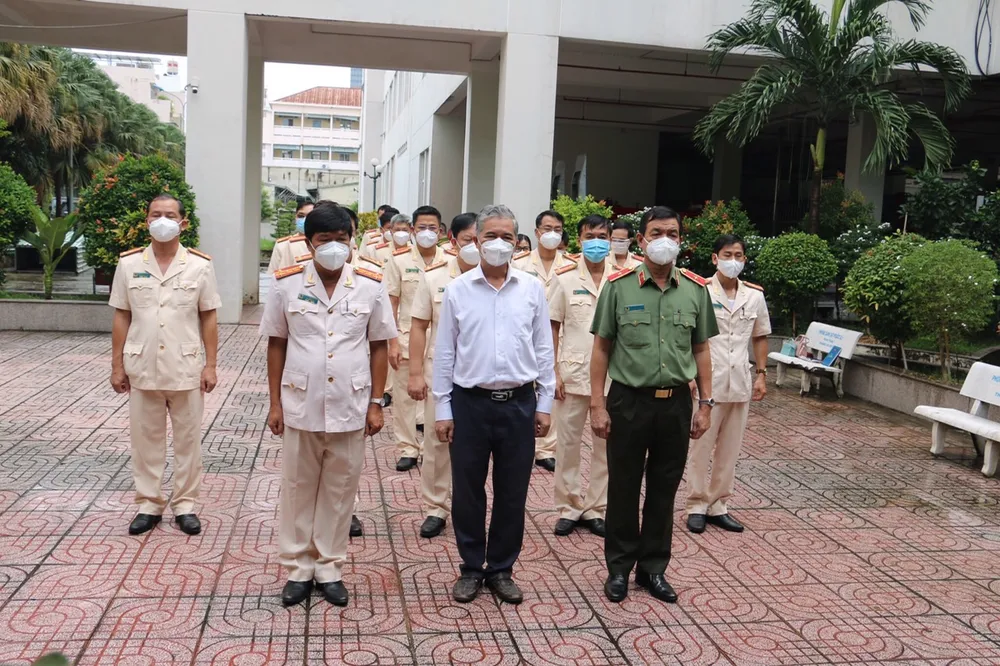Lãnh đạo TPHCM dâng hương, viếng liệt sĩ Cảnh sát PCCC ảnh 2