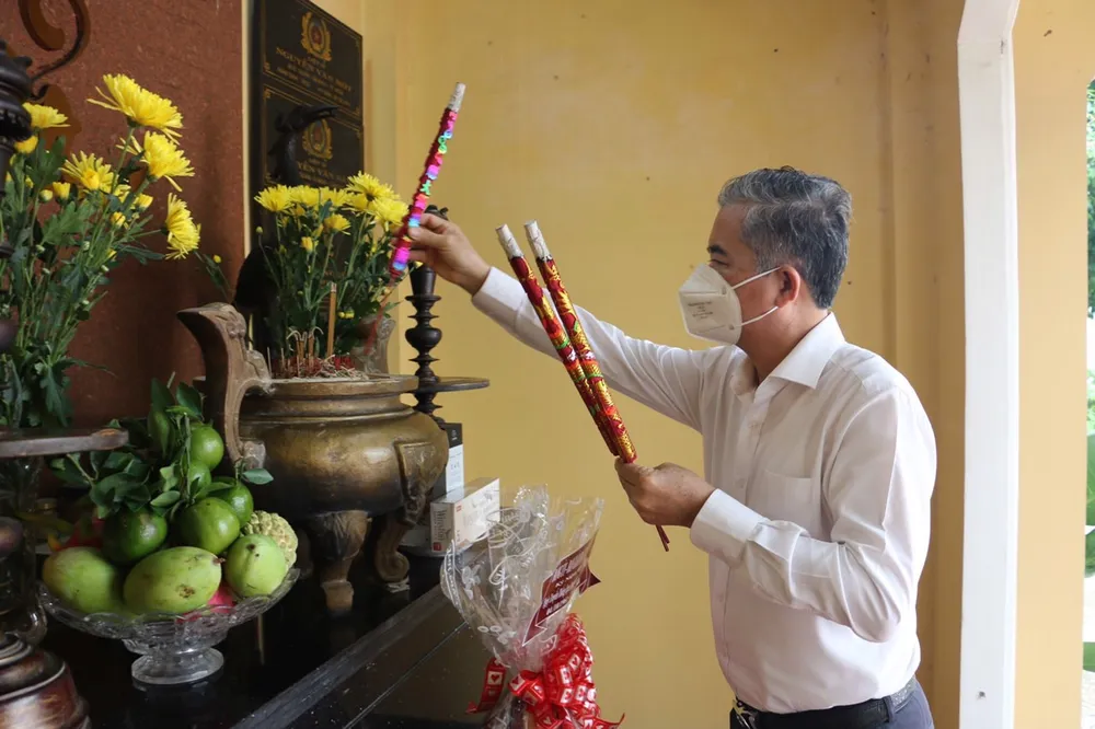 Lãnh đạo TPHCM dâng hương, viếng liệt sĩ Cảnh sát PCCC ảnh 1