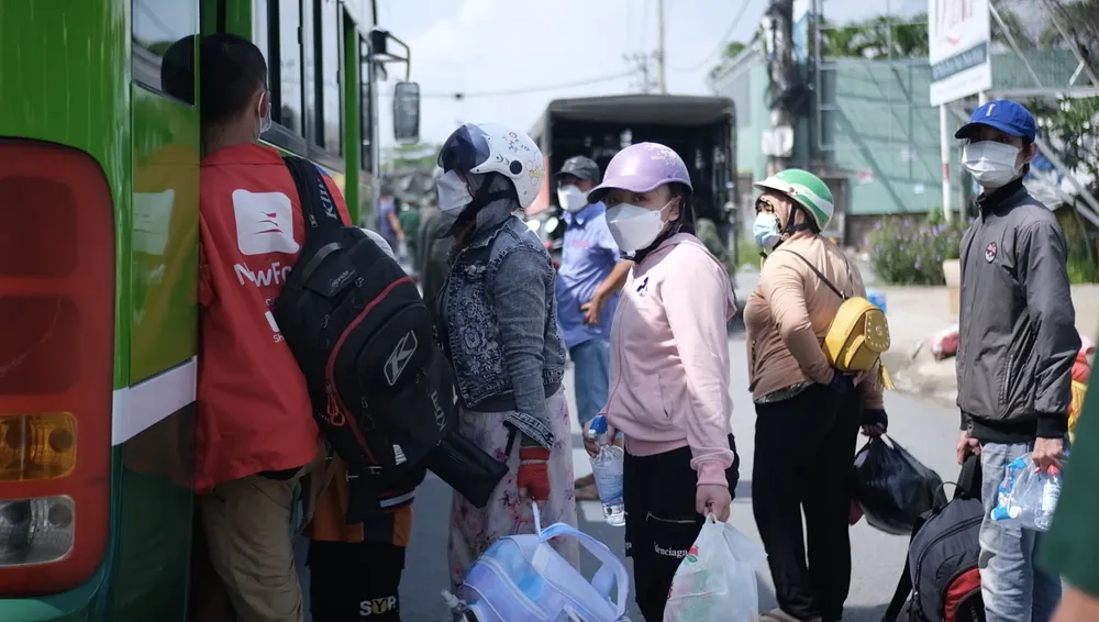 Hơn 600 người kẹt ở chốt kiểm soát được TPHCM đưa về quê bằng xe ô tô ảnh 2