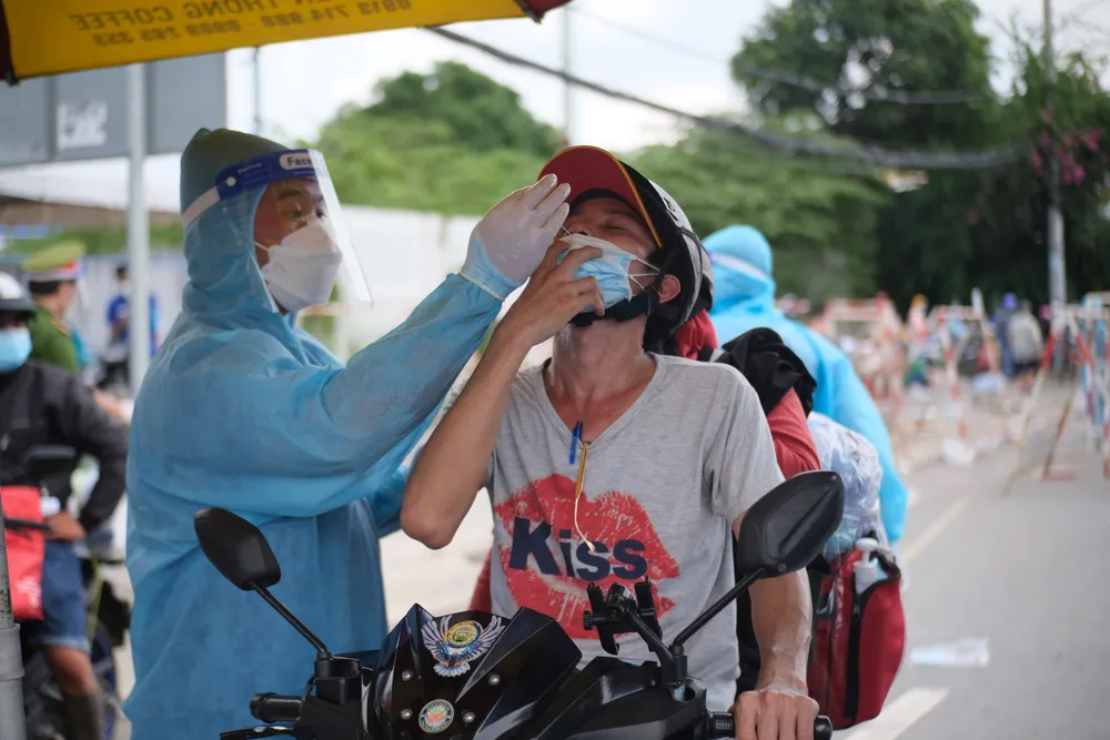 Hơn 600 người kẹt ở chốt kiểm soát được TPHCM đưa về quê bằng xe ô tô ảnh 4