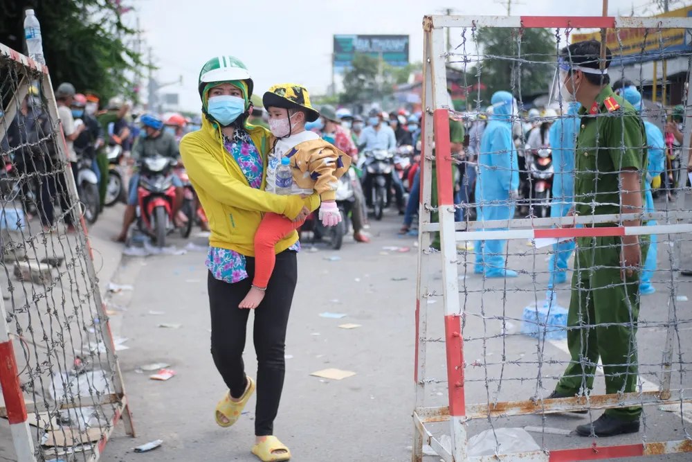 Hơn 600 người kẹt ở chốt kiểm soát được TPHCM đưa về quê bằng xe ô tô ảnh 6