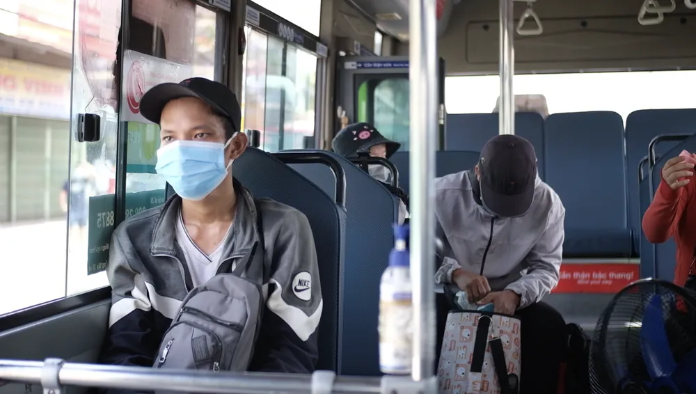 Hơn 600 người kẹt ở chốt kiểm soát được TPHCM đưa về quê bằng xe ô tô ảnh 3