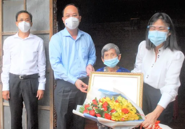 Lãnh đạo TPHCM thăm, tặng quà người cao tuổi ảnh 1