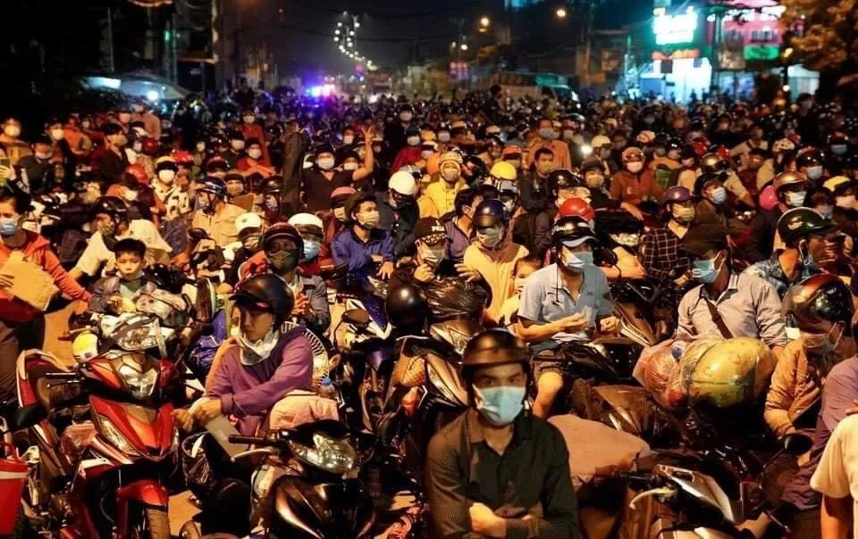 Công an TPHCM phối hợp đưa người dân miền Tây về quê bằng xe khách ảnh 1