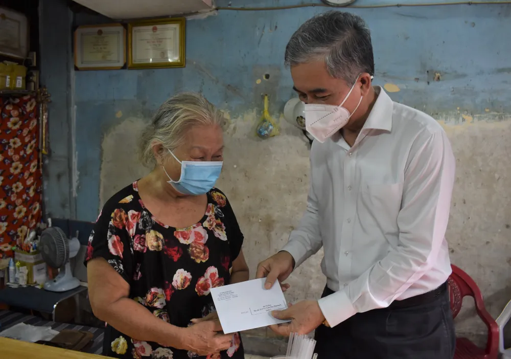 Lãnh đạo TPHCM thăm, tặng quà người cao tuổi ảnh 3