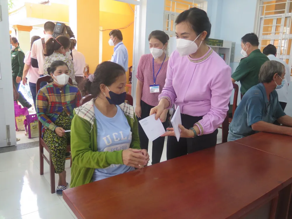 Phó Chủ tịch UBND TPHCM Phan Thị Thắng trao quà cho bà con khó khăn ở xã đảo Thạnh An ảnh 1