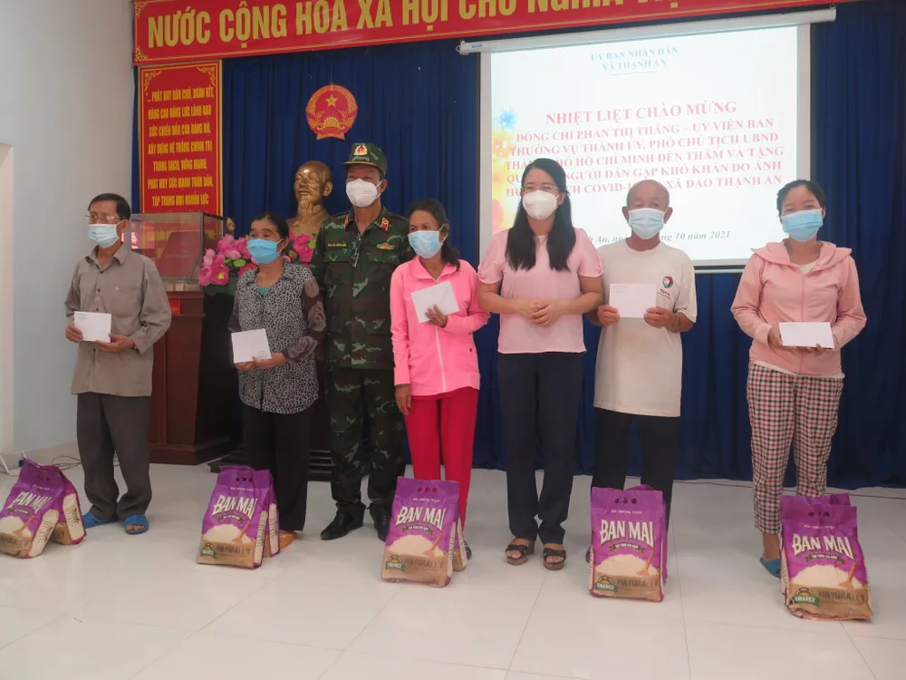 Phó Chủ tịch UBND TPHCM Phan Thị Thắng trao quà cho bà con khó khăn ở xã đảo Thạnh An ảnh 2