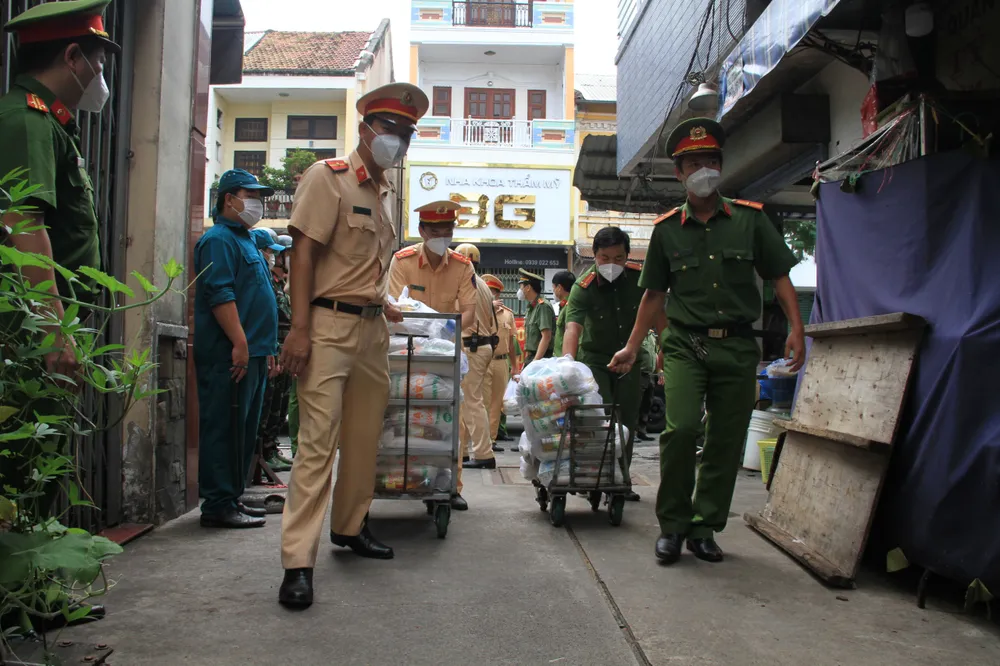 Công an TPHCM tiếp tục đến từng nhà dân hỗ trợ nhu yếu phẩm ảnh 2