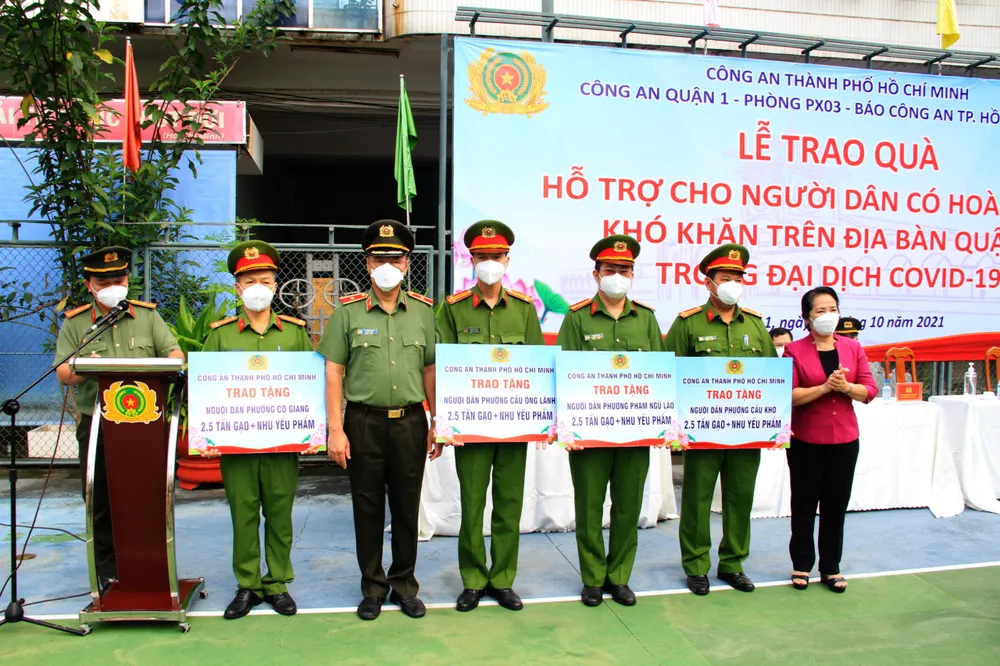 Công an TPHCM tiếp tục đến từng nhà dân hỗ trợ nhu yếu phẩm ảnh 1