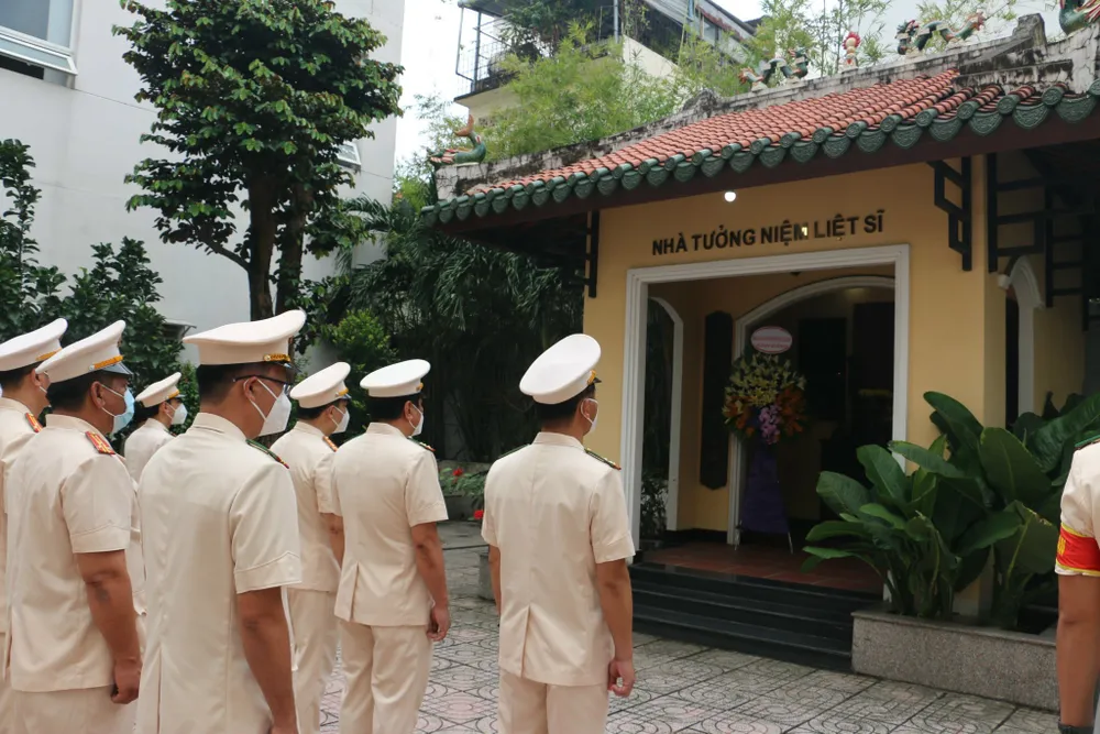 Công an TPHCM báo công dâng Bác nhân kỷ niệm 60 năm Ngày truyền thống lực lượng Cảnh sát PCCC và CNCH ảnh 2