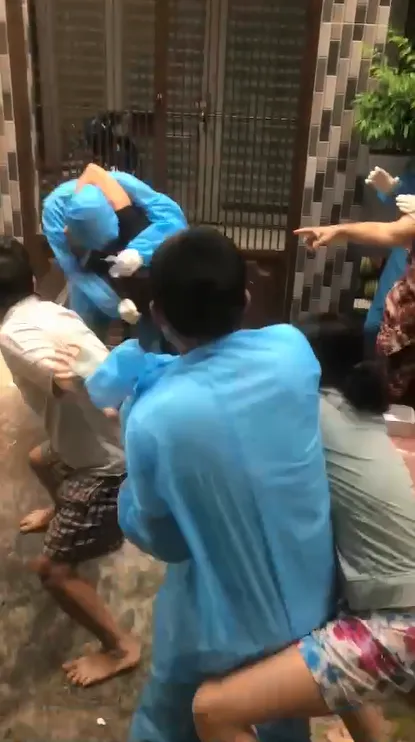 Khởi tố nhóm người ở quận 8 đánh nhân viên y tế khi lấy mẫu xét nghiệm ảnh 2
