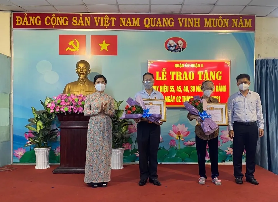 Quận 5 trao Huy hiệu Đảng cho đảng viên cao tuổi Đảng ảnh 2
