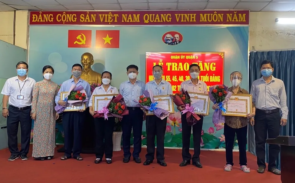 Quận 5 trao Huy hiệu Đảng cho đảng viên cao tuổi Đảng ảnh 1
