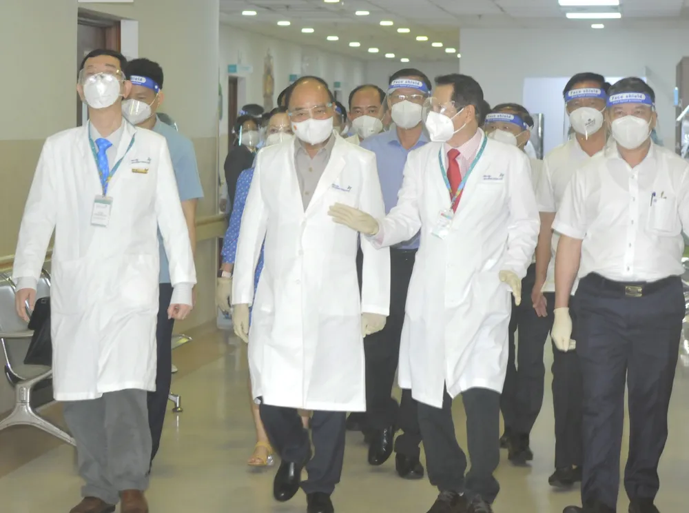 Chủ tịch nước Nguyễn Xuân Phúc gợi mở cách kiểm soát dịch và phát triển kinh tế cho TPHCM ảnh 20