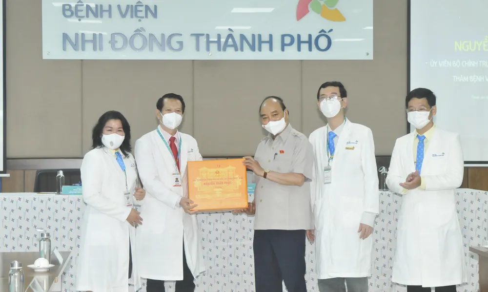 Chủ tịch nước Nguyễn Xuân Phúc gợi mở cách kiểm soát dịch và phát triển kinh tế cho TPHCM ảnh 18