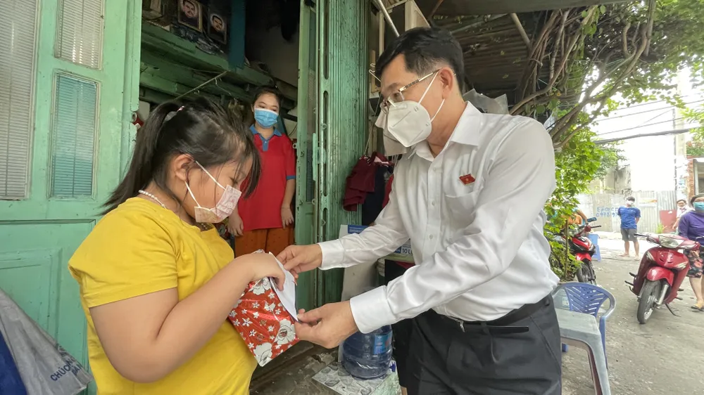 Doanh nghiệp trao 58 suất học bổng cho trẻ mồ côi vì dịch Covid-19 ảnh 1