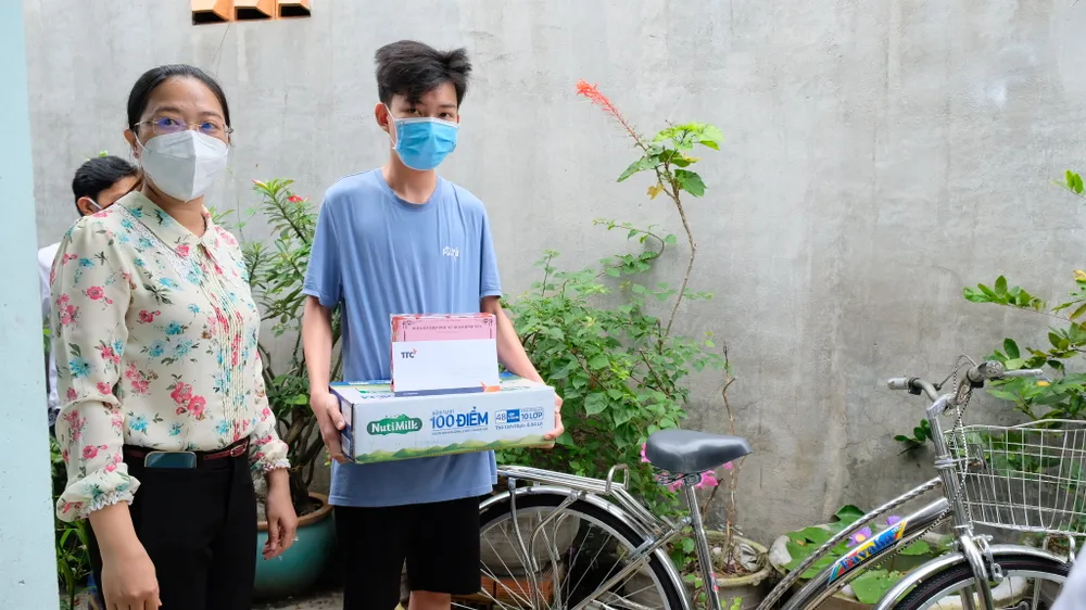 Doanh nghiệp trao 58 suất học bổng cho trẻ mồ côi vì dịch Covid-19 ảnh 4