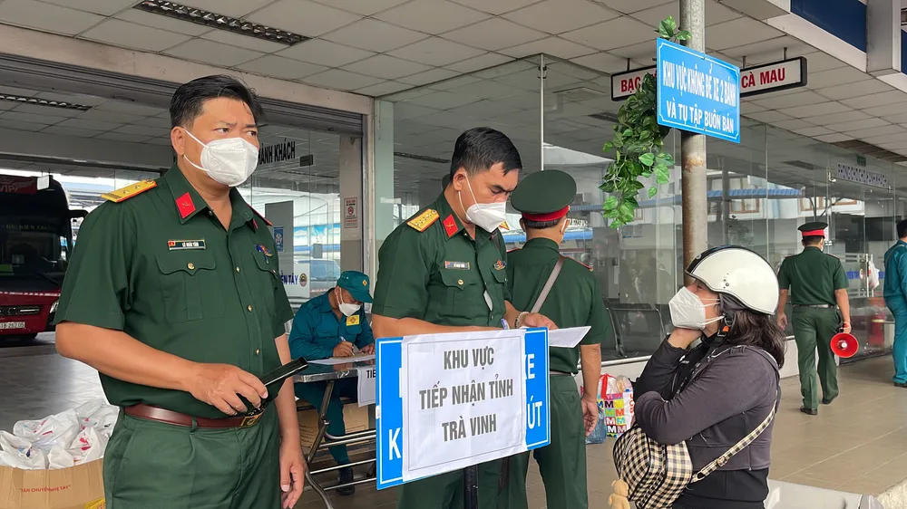 Bộ Tư lệnh TPHCM phối hợp đưa gần 500 người dân về các tỉnh miền Tây ảnh 5