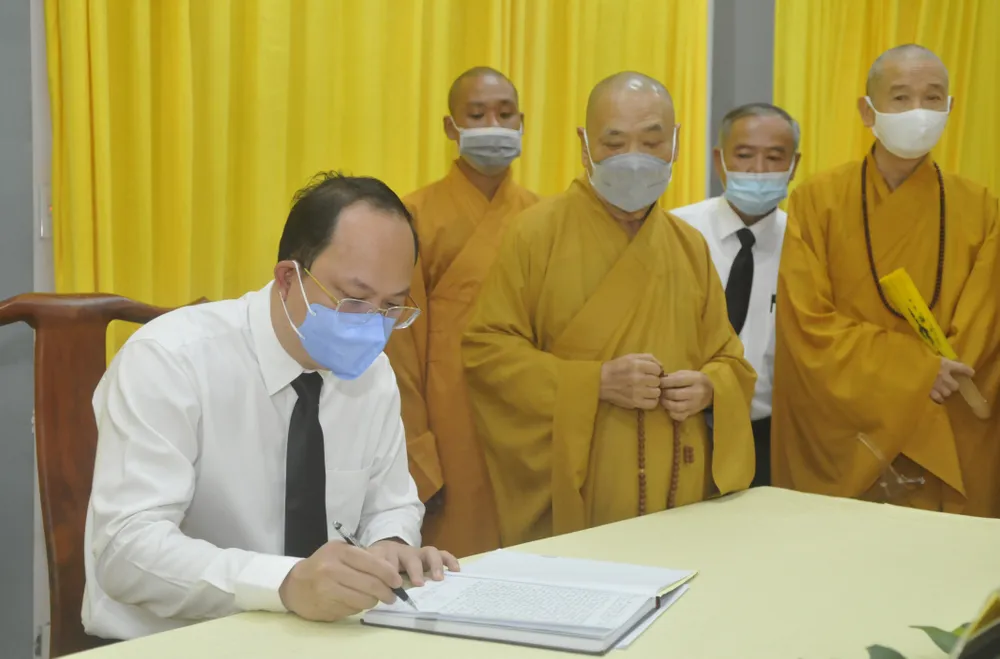 Lãnh đạo TPHCM viếng Đại lão Hòa thượng Thích Phổ Tuệ ảnh 2