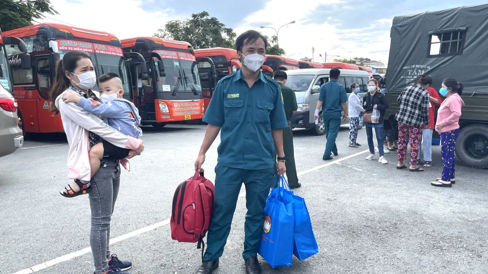 Bộ Tư lệnh TPHCM tiếp tục đưa 700 người dân về quê theo nguyện vọng ảnh 5