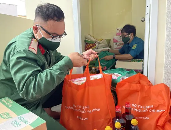 Nhiều mô hình, cách làm hay của lực lượng vũ trang TPHCM trong phòng chống dịch Covid-19 ảnh 6