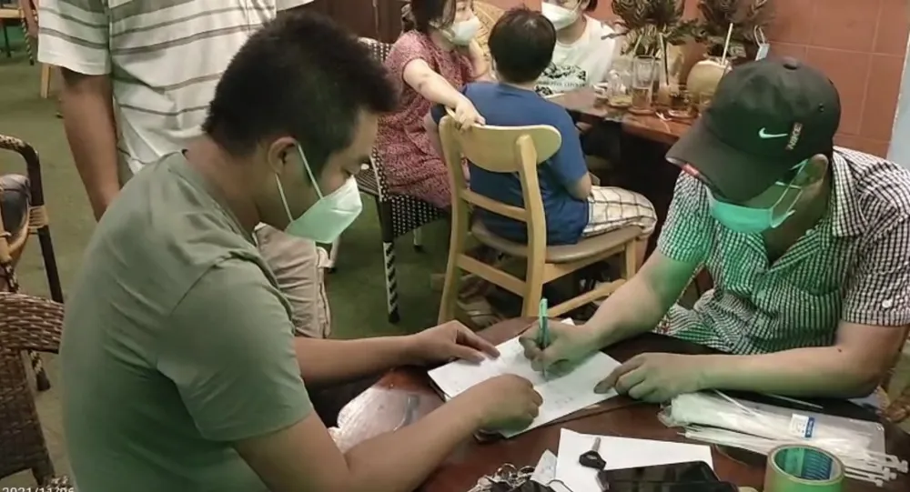 Phát hiện 2 ca dương tính SARS-CoV-2 trong quán cà phê tổ chức cá cược bóng đá ảnh 2