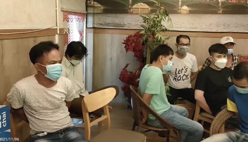 Phát hiện 2 ca dương tính SARS-CoV-2 trong quán cà phê tổ chức cá cược bóng đá ảnh 1