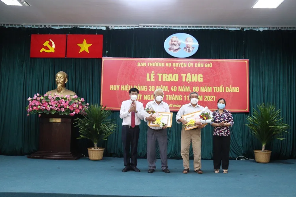 Huyện Cần Giờ trao Huy hiệu Đảng cho 5 đồng chí cao tuổi Đảng ảnh 1