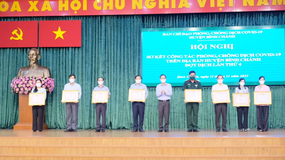 Phó Chủ tịch UBND TPHCM Lê Hòa Bình: Huyện Bình Chánh tuyệt đối không chủ quan, lơ là trước dịch Covid-19 ảnh 4