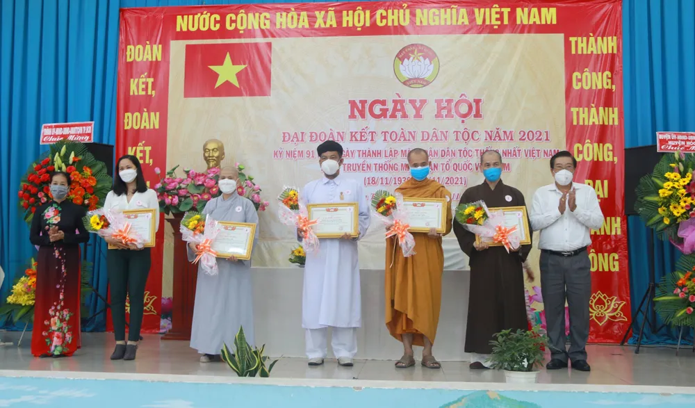 Phó Chủ tịch UBND TPHCM Lê Hòa Bình: Không vì đã tiêm vaccine mà chủ quan, lơ là ảnh 2