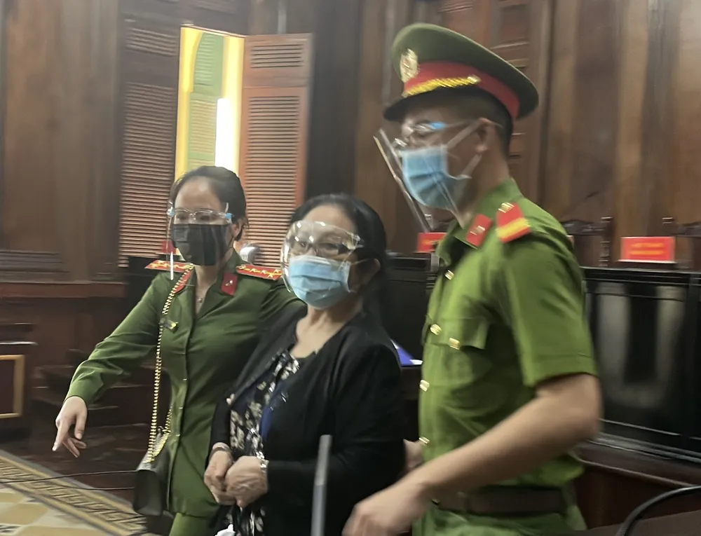 Trước tòa, nữ đại gia Dương Thị Bạch Diệp nói “không hiểu” cáo trạng  ảnh 3