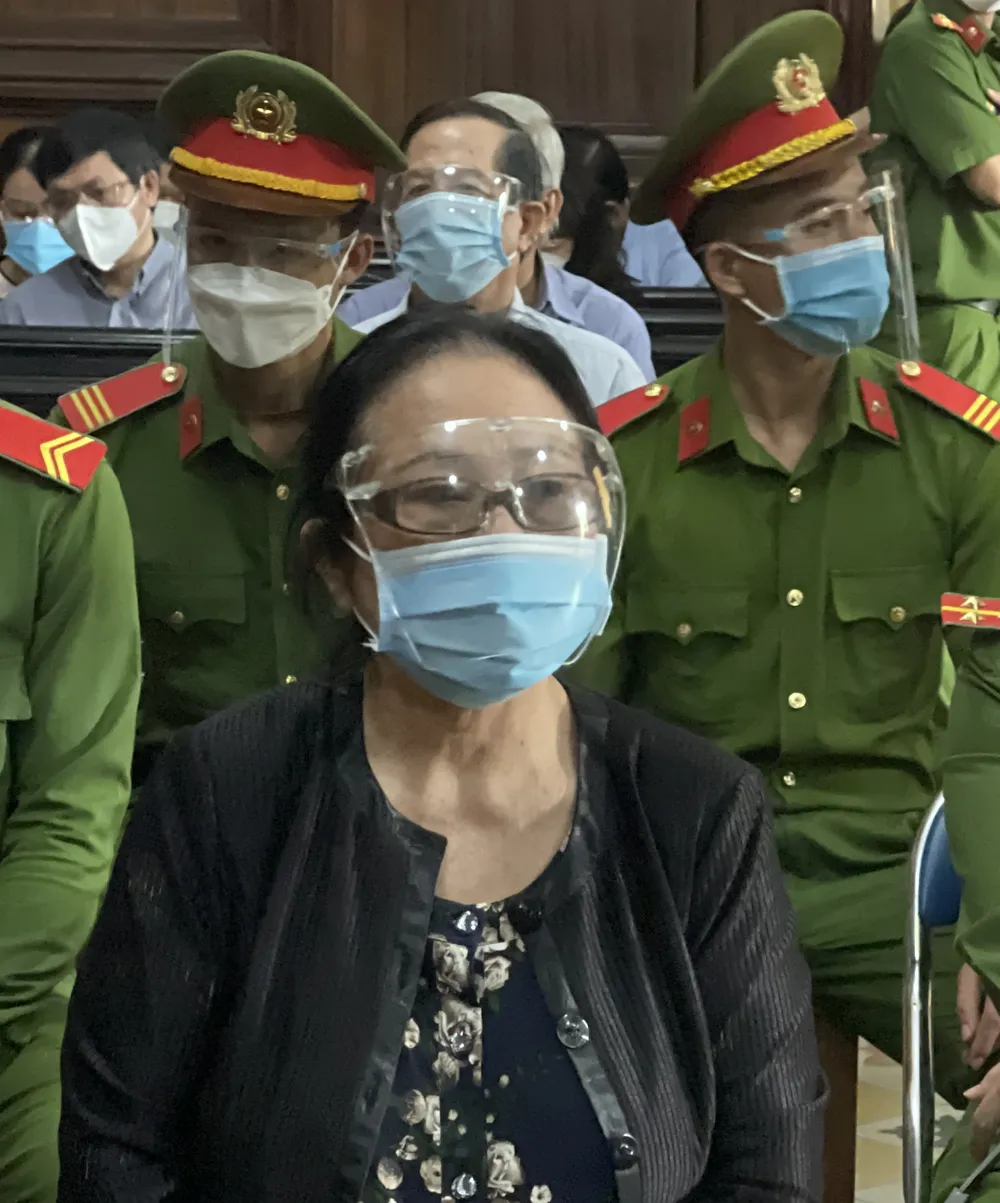 Trước tòa, nữ đại gia Dương Thị Bạch Diệp nói “không hiểu” cáo trạng  ảnh 1