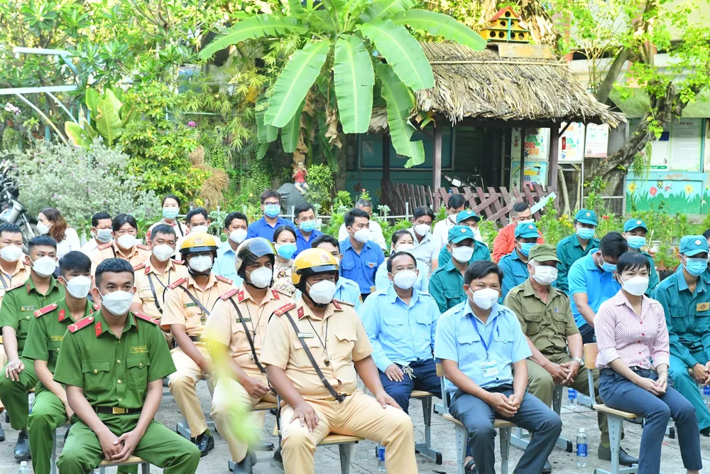 Huyện Bình Chánh ra quân xử lý buôn bán lấn chiếm lòng đường, không đảm bảo phòng dịch Covid-19 ảnh 2