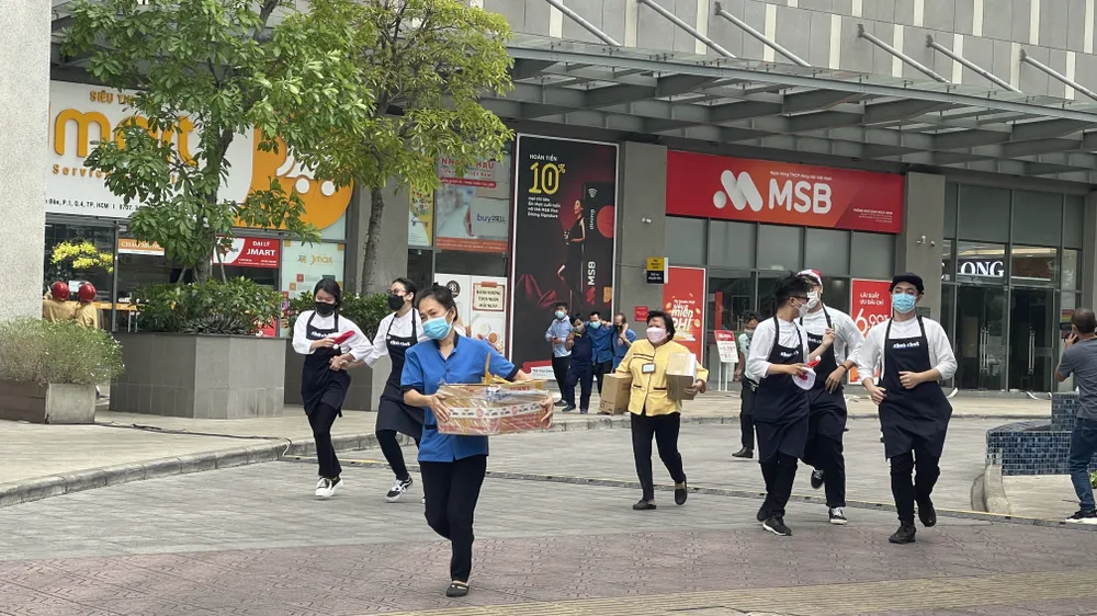 Cảnh sát sử dụng Flycam diễn tập phòng cháy chung cư cao tầng ảnh 1