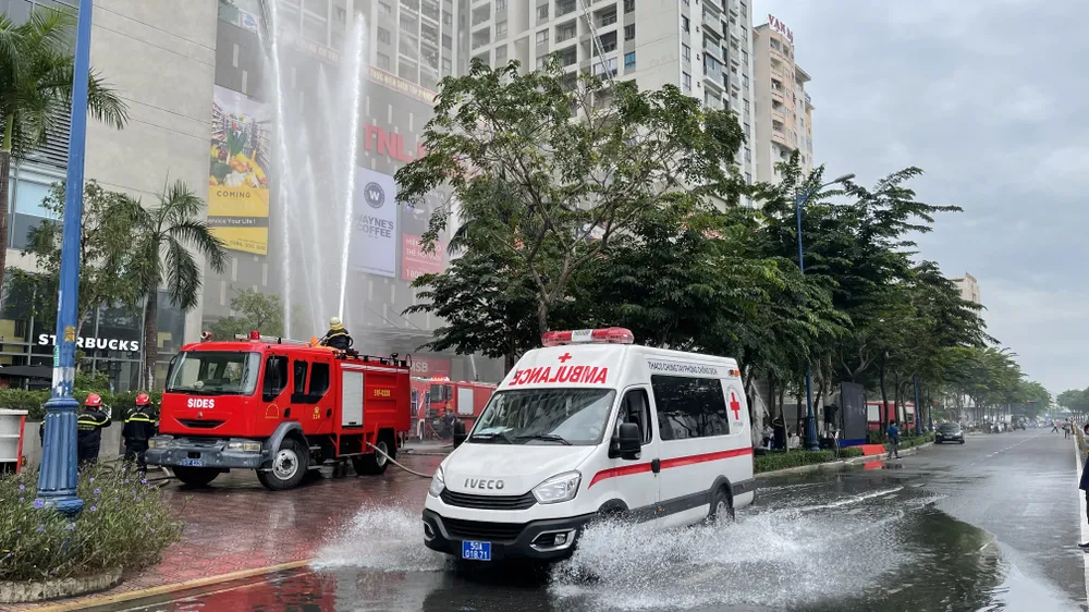 Cảnh sát sử dụng Flycam diễn tập phòng cháy chung cư cao tầng ảnh 2